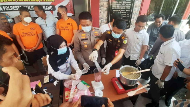
					Polresta Tanjungpinang musnahkan barang bukti narkoba. Foto: Ismail/kepripedia.com