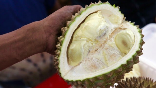 
					Pedagang menunjukan isi daging durian. Foto: Fanny Kusumawardhani/kumparan