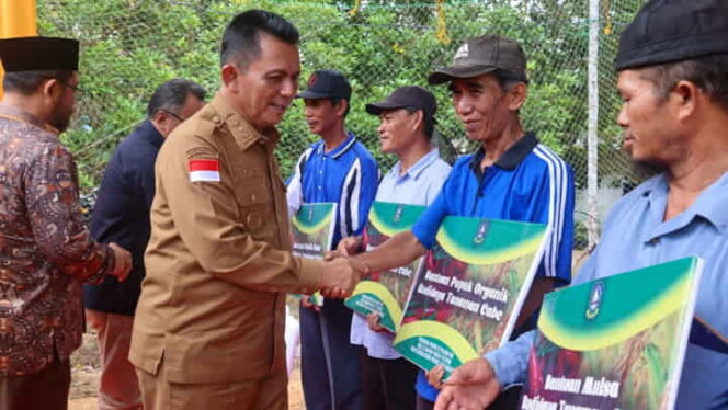
					Gubernur Kepri Ansar Ahmad menyerahkan bantuan pertanian di Dusun Taelong, Kecamatan Kundur Barat, Karimun. Foto: Istimewa