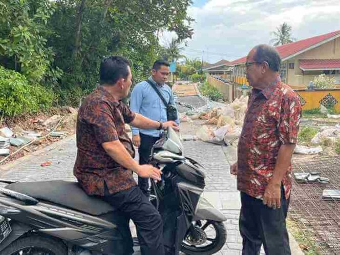 
					Dengan mengendarai sepeda motor, Gubernur Kepri, Ansar Ahmad, meninjau pengerjaan jalan di Pulau Penyengat. Foto: Istimewa