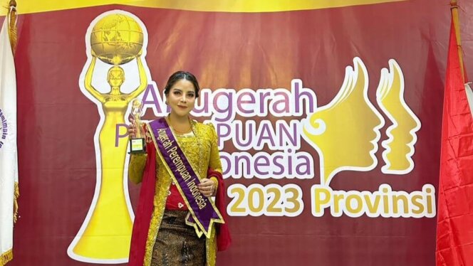 
					Lisa Yulia dan penghargaan Anugerah Perempuan Indonesia ke IX 2023. Foto: Ist