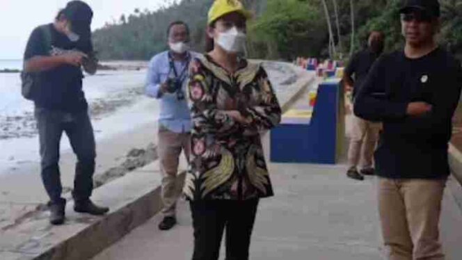 
					Cen Sui Lan meninjau jalan di Pantai Maros Natuna. Foto: Ist
