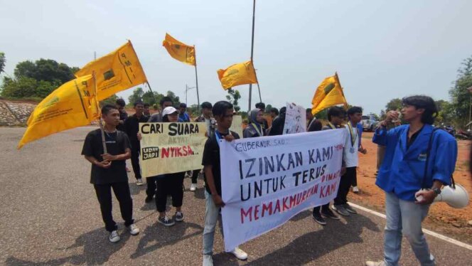 
					Mahasiswa melakukan aksi unjuk rasa penyaluran beasiswa Baznas. Foto: Ismail/kepripedia.com