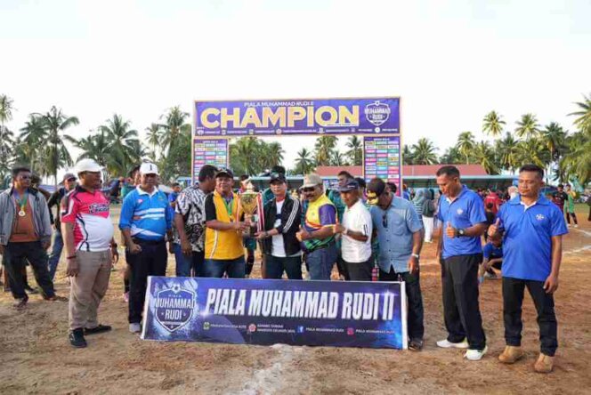 
					Penyerahan piala pemenang turnamen sepak bola Muhammad Rudi Cup. Foto: Istimewa