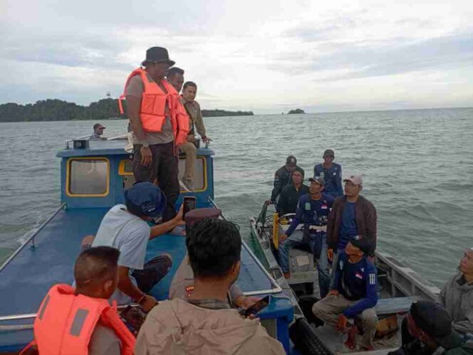 
					Petugas gabungan melakukan upaya pencarian terhadap nelayan asal Moro yang dilaporkan hilang saat melaut. Foto: Dok. Polisi