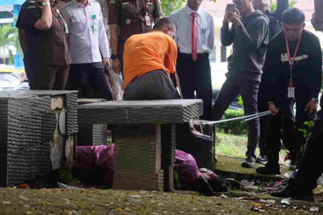 
					Pelaku memperagakan adegan kasus pembunuhan terhadap seorang waria di Tanjungpinang. Foto: Ismail/kepripedia.com