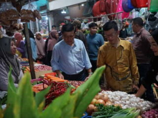 Pj Wako Tanjungpinang survei harga cabai di Pasar Bintan Center. Foto: Diskominfo Tanjungpinang