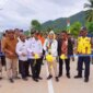 Cen Sui Lan memotong pita simbol peresmian Jalan Lingkar di Pulau Tiga Natuna