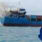 Kapal Kargo MV Alexindo 8 terbakar di perairan Batam, Kepulauan Riau. Foto: Ist/kepripedia.com