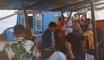 Siswa terjebak di laut saat akan kembali di pulau Snul, Kepulauan Anambas. Foto: Ist/kepripedia.com