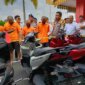 Dihadapan para pelaku, polisi menunjukkan sejumlah sepeda motor yang diduga hasil kejahatan. Foto: Ismail/kepripedia.com