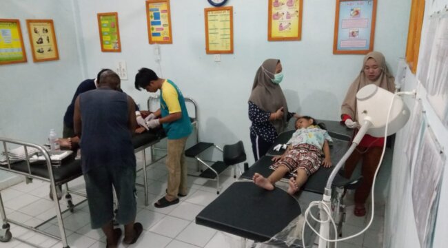 Para korban keracunan makanan mendapat penanganan dari petugas medis. Foto: Ismail/kepripedia.com