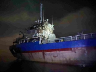 Kapal MV Layar Anggun 8 terbakar di perairan Berakit. Foto: Istimewa