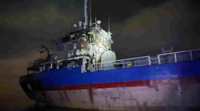 Kapal MV Layar Anggun 8 terbakar di perairan Berakit. Foto: Istimewa