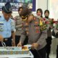 Kapolres Bintan dan Lanud RHF memotong kue HUT TNI AU. Foto: istimewa