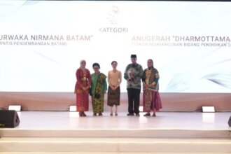 Ismeth Abdullah Dianugrahi Tokoh Pembangunan Pendidikan dan Kemasyarakatan di Anugerah Investasi BP Batam 2025.