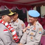 Kasipropam Polres Kepulauan Anambas bersalaman dengan Kapolda Kepri.