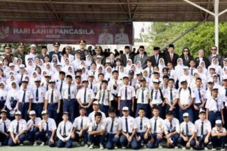 Plh Wali Kota Batam Li Claudia Chandra bersama dengan peserta upacara Peringatan Hari Lahir Pancasila 2026.