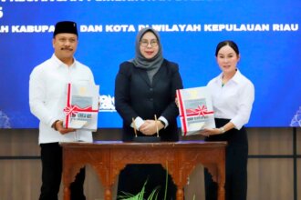 Kepala BPK Perwakilan Provinsi Kepulauan Riau, Emmy Mutiarini bersama Plh Wali Kota Batam Li Claudia Chandra.