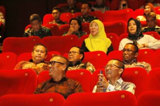 Wali Kota Batam, Amsakar Achmad, bersama Wakil Gubernur Kepri, Nyanyang Haris Pratamura, menyaksikan film Tanah Sengketa di Mega XXI Batam, Kamis (25/6/2026). (Diskominfo Batam)
