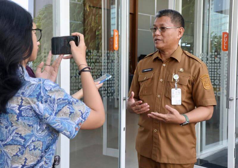 Sekda Batam, Firmansyah, memberi keterangan kepada wartawan usai membuka Konsultasi Publik Rancangan Kajian Naskah Akademik Penyusunan Ranperda tentang Penataan Kampung Tua di Harris Hotel Batam Center, Senin (29/6/2026). (Diskominfo Batam)