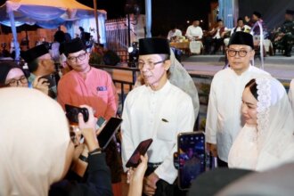 ali Kota Batam, Amsakar Achmad, bersama Wakil Wali Kota Batam, Li Claudia Chandra, memberi keterangan pers belum lama ini.