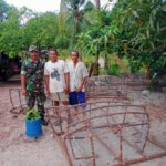 Babinsa Koramil 04/Dabo, Koptu Erwin S., melaksanakan kegiatan Komunikasi Sosial (Komsos) sekaligus sosialisasi pembuatan alat tangkap ikan tradisional berupa bubu baru kepada warga binaannya. Kegiatan yang berlangsung pada hari Kamis (24/06/2026) ini dilaksanakan di kediaman Bapak Muhammad Ali.