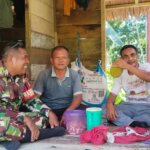 Sertu Sugito, Babinsa Koramil 04/Dabo yang bertugas di wilayah Desa Tanjung Irat, Bakong, Langkap, Sungai Raya, dan Kelurahan Raya, Kecamatan Singkep Barat, melaksanakan kegiatan anjangsana (silaturahmi) ke kebun warga yang sedang memasuki masa panen durian, pada Minggu (28/06/2026).