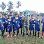 dini, Babinsa Koramil 04/Dabo, Koptu Erwin S, melaksanakan kegiatan Komunikasi Sosial (Komsos) dengan anak-anak Sekolah Dasar di Kelurahan Sei Lumpur, Minggu (28/06/2026).