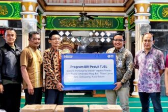 PT Bank Rakyat Indonesia (Persero) Tbk (BRI) melalui Program BRI Peduli Tanggung Jawab Sosial dan Lingkungan (TJSL) menyalurkan bantuan sarana penunjang ibadah kepada Masjid Jami’ Nurul Amanatul Haq yang berlokasi di Kelurahan Tiban Lama, Kecamatan Sekupang, Kota Batam, Senin, (29/06/2026).