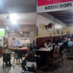 Nobar Piala Dunia 2026 di Warung Kopi Bersama Warga, Babinsa Koramil 04/Dabo, Kodim 0315/TPI Wujudkan Kebersamaan TNI dengan Masyarakat Suasana nonton bareng (nobar) Piala Dunia 2026 antara Babinsa Koramil 04/Dabo, Serka Simbolon (berkacamata/berseragam), bersama warga Kelurahan Dabo di sebuah warung kopi kawasan Pasar Dabo, Minggu (14/6/2026). Kegiatan ini digelar untuk mempererat silaturahmi dan kebersamaan di tengah euforia sepak bola dunia.
