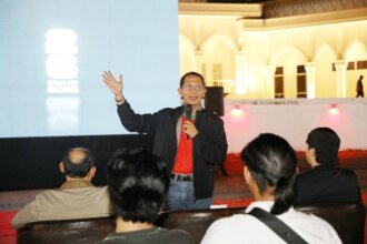 Wali Kota Batam, Amsakar Achmad, nobar bersama ribuan warga di Dataran Engku Putri, Batamcentre, Rabu (15/7/2026) dinihari.