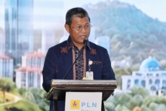 Sekretaris Daerah Kota Batam, Firmansyah, saat menghadiri kunjungan kerja Duta Besar Swedia untuk Indonesia, H.E. Daniel Blockert, sekaligus menyaksikan penandatanganan Perjanjian Jual Beli Tenaga Listrik (PJBTL) PLTGU Batam 3 dan Batam 4 berkapasitas 2 x 150 MW di Auditorium Tanjung Kasam, Lantai 5 Kantor Korporat PLN Batam, Kamis (16/7/2026).
