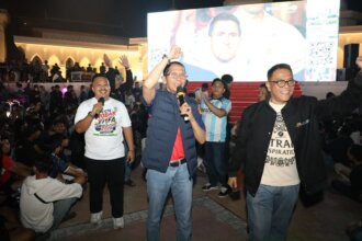 Wali Kota Batam, Amsakar Achmad, menyapa warga saat nobar final piala dunia FIFA 2026 di Dataran Engku Putri Batamcentre, Senin (20/7/2026).