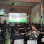 Babinsa Koramil 04/Dabo, Koramil 04/Dabo Nobar Piala Dunia 2026 Bersama Warga, Pererat Silaturahmi dan Dorong UMKM Lokal Euforia Piala Dunia 2026 kembali menyatukan masyarakat di Kota Dabo, Sabtu (4/7/2026). Babinsa Koramil 04/Dabo Kodim 0315/TPI, Serka P. Simbolon, turut hadir di tengah warga dengan mengikuti kegiatan nonton bareng (nobar) di salah satu kafe di Kota Dabo.