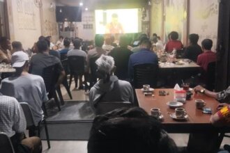 Suasana akrab dan penuh kehangatan mewarnai kegiatan nonton bareng (Nobar) perempat final Piala Dunia 2026 antara Inggris vs Norwegia yang digelar bersama Babinsa Koramil 04/Dabo, Kodim 0315/TPI, dan warga masyarakat di salah satu warung kopi di Dabosingkep, Kabupaten Lingga, Minggu pagi (12/7).