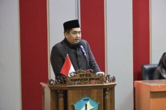 Bupati Kabupaten Bintan, Roby Kurniawan, menyampaikan pendapat akhir dalam Rapat Paripurna DPRD Kabupaten Bintan terkait pengesahan Ranperda Pertanggungjawaban Pelaksanaan APBD Tahun Anggaran 2025 menjadi Peraturan Daerah. Rapat digelar di Ruang Sidang Paripurna Kantor DPRD Kabupaten Bintan, Senin (13/7). Dalam sambutannya, Roby menegaskan bahwa pengesahan ini merupakan wujud transparansi dan akuntabilitas pemerintah kepada masyarakat.