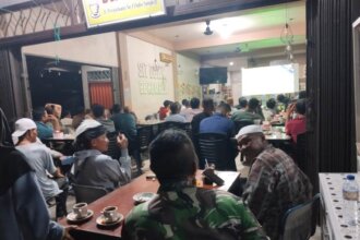 Nonton bareng (nobar) yang digelar di salah satu warung kopi setempat, dihadiri oleh Babinsa Koramil 04/Dabo, Kodim 0315/TPI, Serma Sahala Hutauruk, bersama warga.