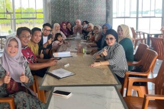 Plt Ketua DPD Partai Perindo Kota Tanjung Pinang, Ibu Kurnia (tengah), tampak akrab berpose bersama puluhan anggota komunitas Andam Rias / Makeup Artist (MUA) Tanjung Pinang dalam acara silaturahmi dan arisan bulanan di Gedung Dang Merdu, Jalan Serai TCC Dompak, Selasa (21/7/2026). Kehadiran Ibu Kurnia menjadi bentuk dukungan nyata terhadap penguatan relasi dan pemberdayaan pelaku usaha kreatif perempuan di daerah.