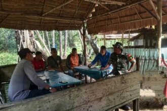 Babinsa Koramil 04/Dabo, bersama Bhabinkamtibmas dan masyarakat Desa Kuala Raya melaksanakan kegiatan Komunikasi Sosial (Komsos) pada hari Senin, 27 Juli 2026, pukul 09.00 WIB.