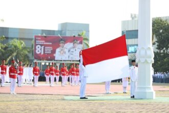 Pasukan Pengibar Bendera Pusaka (Paskibraka) Kota Batam bersiap mengibarkan Merah Putih dalam upacara HUT ke-81 RI di Dataran Engku Putri, Batam Centre, Senin (17/8/2026). Prosesi berlangsung khidmat dan lancar di tengah antusiasme warga yang memadati kawasan tersebut.