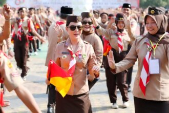 Wakil Wali Kota Batam, Li Claudia Chandra, tampak berjoget bersama anggota Pramuka usai Upacara Peringatan Hari Pramuka ke-65 di Dataran Engku Putri, Batam Center, Selasa (18/8/2026). Momen kebersamaan ini menjadi penutup yang hangat dari rangkaian peringatan yang mengusung tema kreativitas dan inovasi untuk mendukung swasembada pangan.
