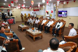 Wali Kota Batam, Amsakar Achmad, menerima kunjungan lima legenda Timnas Indonesia di Kantor Wali Kota, Senin (24/8/2026). Para mantan pemain nasional ini diharapkan memberi motivasi bagi generasi muda sepak bola Batam.