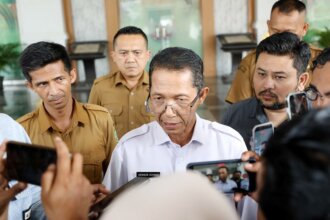 Wali Kota Batam, Amsakar Achmad, memberikan keterangan kepada awak media terkait kelanjutan kerja sama pemanfaatan aset Pasar Induk Jodoh dengan PT Usaha Jaya Karya Makmur (UJKM), di Batam, Senin (24/8/2026). Ia menegaskan kerja sama tetap berjalan selama mitra memenuhi seluruh kewajiban dalam perjanjian.