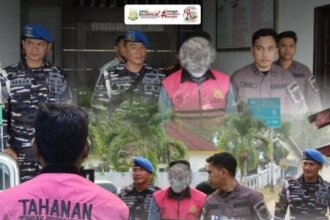 Tersangka Arbain, Kepala Desa Pulau Medang, digiring petugas Kejaksaan Negeri Lingga dan TNI menuju rumah tahanan usai ditetapkan sebagai tersangka korupsi dana desa, Kamis (10/9/2026).