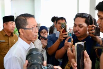 Wali Kota Batam, Amsakar Achmad, memberikan keterangan pers kepada sejumlah awak media usai menyampaikan Nota Keuangan dan Ranperda APBD 2027 dalam Rapat Paripurna DPRD Kota Batam, Senin (7/9/2026). Dalam wawancara itu, ia memaparkan lima prioritas pembangunan, mulai dari pengentasan kemiskinan hingga optimalisasi infrastruktur jalan dan jembatan.
