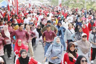 Wali Kota Batam, Amsakar Achmad, bersama ribuan warga mengikuti Senam Sehat dan Jalan Santai Batu Ampar 2026 di Taman Pacific Hotel Batam, Minggu (13/9/2026). Kegiatan bertema "Sehat Bersama Batu Ampar Hebat" ini dirangkaikan dengan HUT ke-81 Kemerdekaan RI tingkat Kecamatan Batu Ampar.