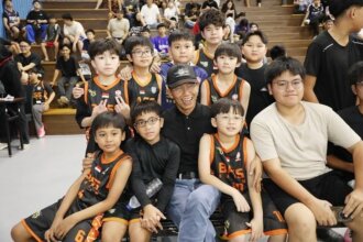 Wali Kota Batam, Amsakar Achmad, berfoto bersama para peserta Kejuaraan Bola Basket Bass Cup III 2026 usai menutup turnamen di GOR TM Arena, Minggu (13/9/2026).