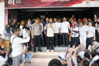 Wali Kota Batam, Amsakar Achmad, menerima ratusan pekerja PT Ghim Li Indonesia di Kantor Wali Kota Batam, Rabu (16/9/2026). Dalam pertemuan itu, Amsakar memastikan Pemko Batam akan mengawal penyelesaian persoalan ketenagakerjaan yang menimpa 1.025 pekerja perusahaan garmen tersebut.