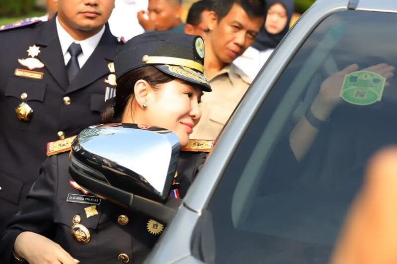 Wakil Wali Kota Batam Li Claudia Chandra menempelkan stiker Harhubnas 2026 pada salah satu kendaraan Dinas Perhubungan Kota Batam usai Upacara Peringatan Hari Perhubungan Nasional Tingkat Kota Batam di Dataran Engku Putri, Batam Centre, Senin (21/9/2026).